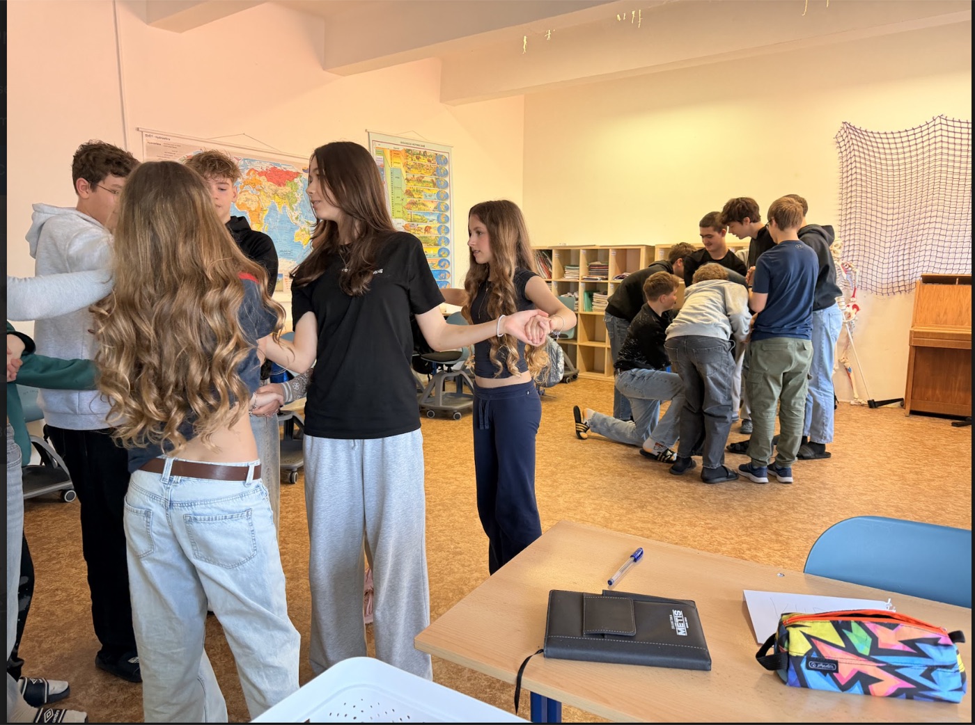 Studenti při týmové práci ve třídě.