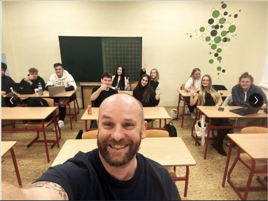 Teenageři sedí ve třídě během vzdělávací aktivity.